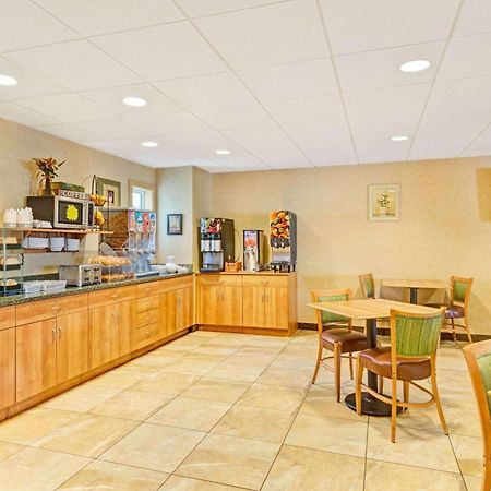 York Microtel Inn & Suites By Wyndham Экстерьер фото
